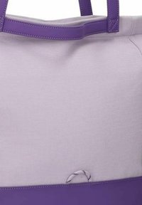 Tote bag met een lichtpaarse stof en een effen donkerpaarse onderkant en handvatten. Bevat een klein lusdetail aan de zijkant.