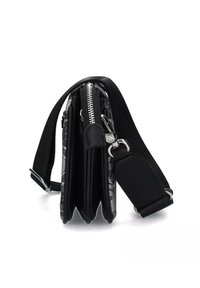 Borsa nera realizzata in materiale sintetico testurizzato, con chiusura a zip, tracolla regolabile e più scomparti visibili dalla parte laterale.