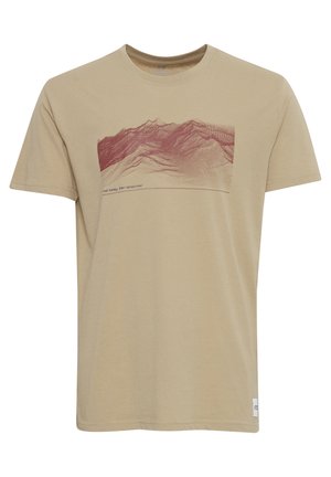 Beige bomulls t-skjorte med en rød fjellgrafikk, med horisontale linjer og tekst under. Klassisk rund hals og kort erm.