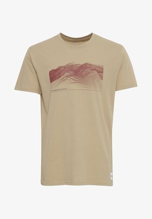 Beige Baumwoll-T-Shirt mit einem roten Berggrafik, horizontalen Linien und Text darunter. Klassischer Rundhalsausschnitt und kurze Ärmel.