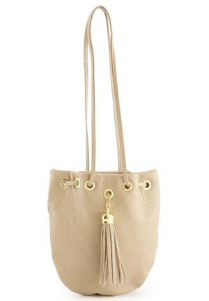Beige læder tote taske med to stropper, øsset snørelukning og en frynseaccent. Tekstureret finish med guld hardware detaljer.