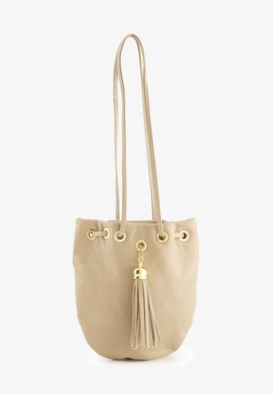 Beige Leder-Umhängetasche mit zwei Trägern, tailliertem Kordelzugverschluss und einem Quastenakzent. Texturierte Oberfläche mit goldenen Hardware-Details.