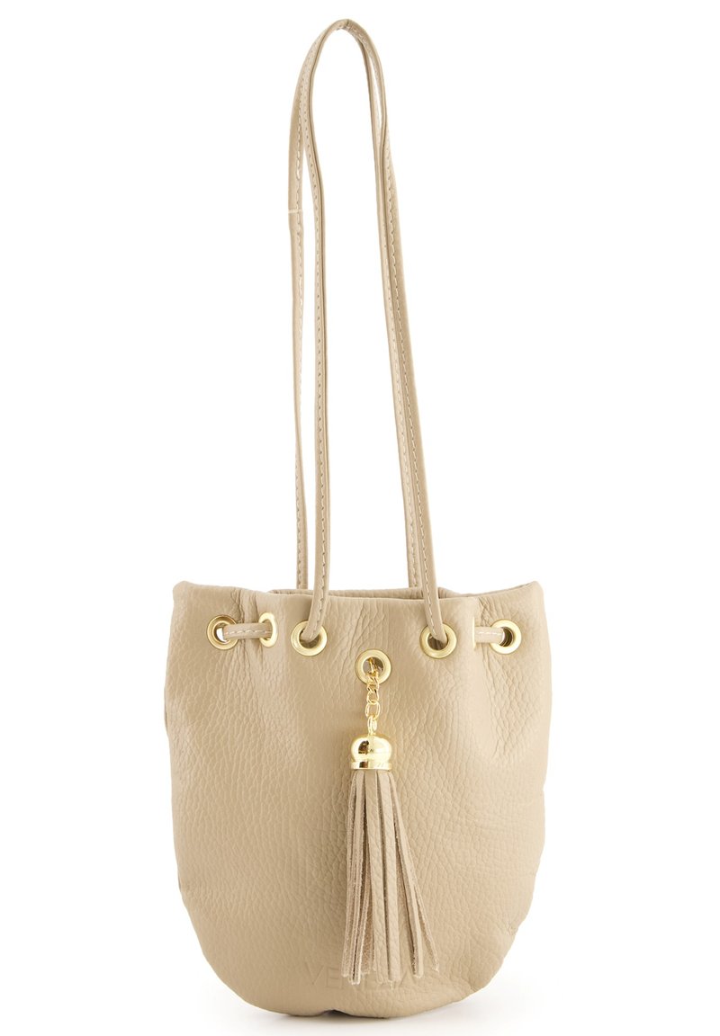 Beige leren totebag met twee hengsels, een verstelbare trekkoordsluiting met oogjes en een franjeraccent. Gelaagde afwerking met gouden hardware-details.