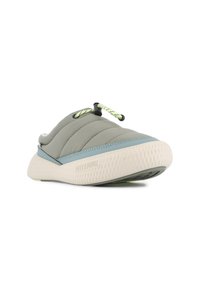Šedé polobotky na slip-on s světle modrým lemem, černými prvky a zelenými tkaničkami, strukturovaná bílá podrážka s vzorovaným gripem.