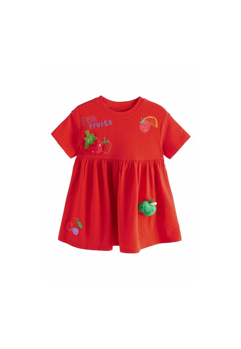 Robe courte en coton rouge à manches courtes avec une jupe froncée, ornée d'applications de fruits colorés et d'un texte brodé indiquant "Fun Fruits".
