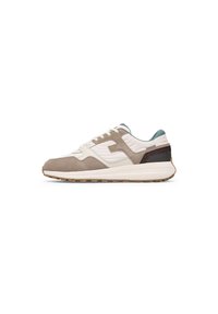 Sneaker in Beige, Weiß und Dunkelbraun aus Wildleder mit strukturiertem Design. Verfügt über eine gepolsterte Sohle und passende blaue Akzente am Schaft.