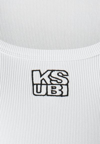 Valge ribaga kampsun, millel on must brodeeritud logo "KSUBI", mis on keskelt rindkere peal. Kangas on tekstuurne.