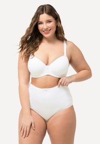 Valkoinen rintaliivi ja korkeavyötäröiset alushousut. Sileä materiaali pehmeällä tekstuurilla, jossa on säädettävät olkaimet ja pieni nauha yksityiskohtana vyötäröllä.