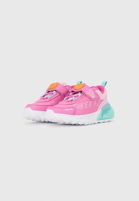 Zapatillas deportivas rosas para niños con detalles en azul claro, suelas blancas, tiras de velcro y texto "TWEETY" en el lateral.
