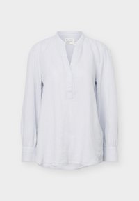 Fehér hosszú ujjú blúz mandarin gallérral, V-nyakú felsőrészsel és gombos mandzsettákkal, könnyű anyagból készült.