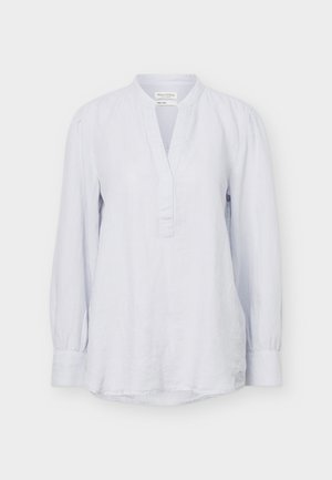 Λευκό μπλουζάκι με μακριά μανίκια, μανταρίνι γιακά, V-λαιμόκοψη με κουμπιά και μανσέτες με κουμπιά, κατασκευασμένο από ελαφρύ ύφασμα.