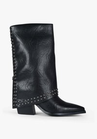 Stivaletto nero in pelle con punta a punta, finitura texturizzata e dettagli borchiati lungo il risvolto e la suola. Design con tacco spesso.