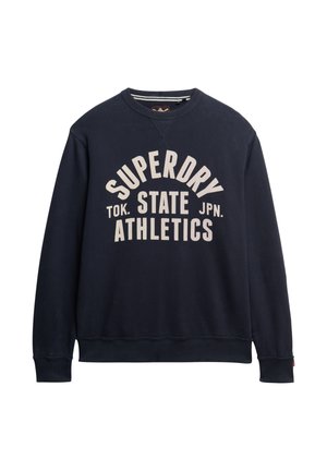 Marineblå sweatshirt lavet af bomuldsblanding med rund halsudskæring og ribkant ved ærmerne. Centralt placeret hvidt grafisk tekst, der lyder "SUPERDRY TOK. STATE JPN. ATHLETICS."