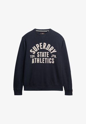 Marineblauwe sweatshirt van een katoenmix, met een ronde halslijn en geribbelde manchetten. In het midden witte grafische tekst met de woorden "SUPERDRY TOK. STATE JPN. ATHLETICS."