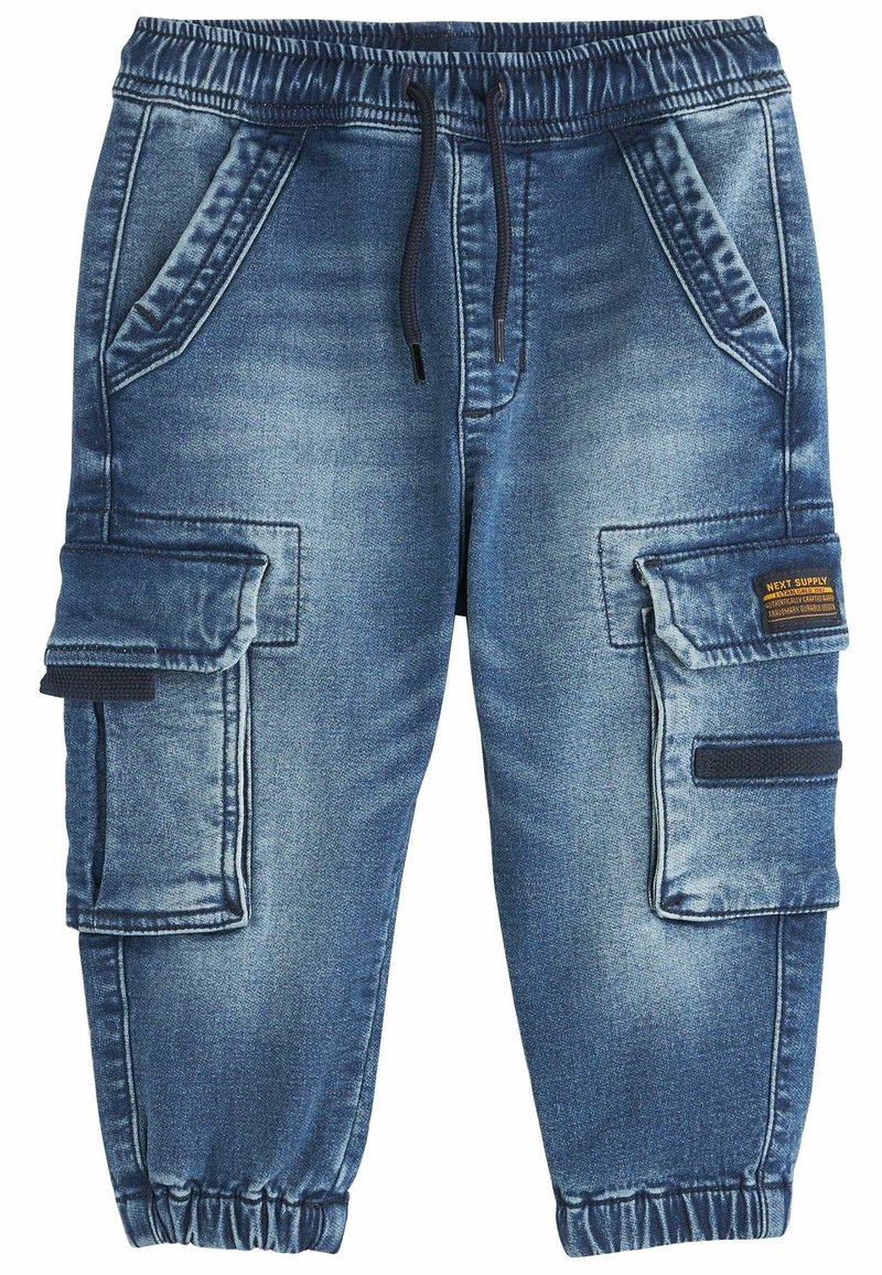 Pantalon cargo en denim bleu avec taille et poignets élastiques, cordon, deux poches latérales et grandes poches à rabat sur chaque cuisse.