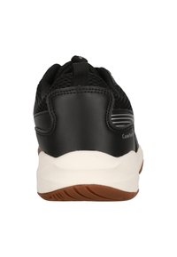 Svart idrottssko med övre del i texturerad mesh, vadderad häl och gummisula. Utrustad med dragöppning för enkel påtagning.