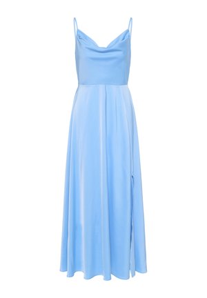 Vestido largo de satén azul claro con tirantes finos, escote drapeado, cintura ajustada y abertura lateral en la falda hasta el suelo.