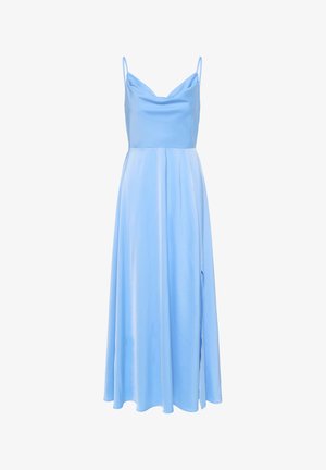 Vestido largo de satén azul claro con tirantes finos, escote drapeado, cintura ajustada y abertura lateral en la falda hasta el suelo.