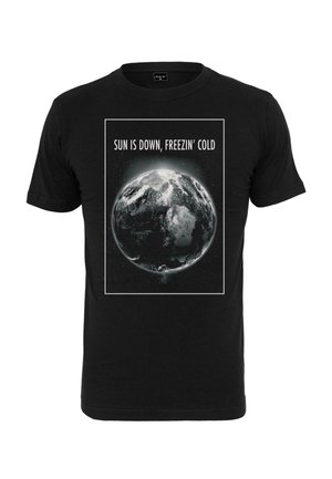 Must mustaari t-särk, millel on keskel Maa graafika tähtede taustal ja tekst "PÄIKE JUBA LOOB, KÜLM TÄIEGA" valges.