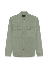 Õlgroheline pikakäistega nööbitav särk kahe esiküljel oleva rinna taskuga ja terava kraega.