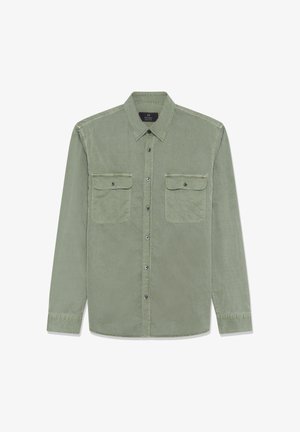 Õlgroheline pikakäistega nööbitav särk kahe esiküljel oleva rinna taskuga ja terava kraega.