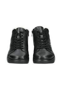 Zapatillas altas de cuero negro con cordones en la parte delantera, cremalleras laterales y suelas de goma texturizadas. Forro de piel sintética alrededor del tobillo.