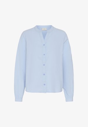 Svijetloplava bluza s dugim rukavima, okruglim ovratnikom i prednjim zatvaranjem na kopčanje, s nabranim manšetama i opuštenim krojem.