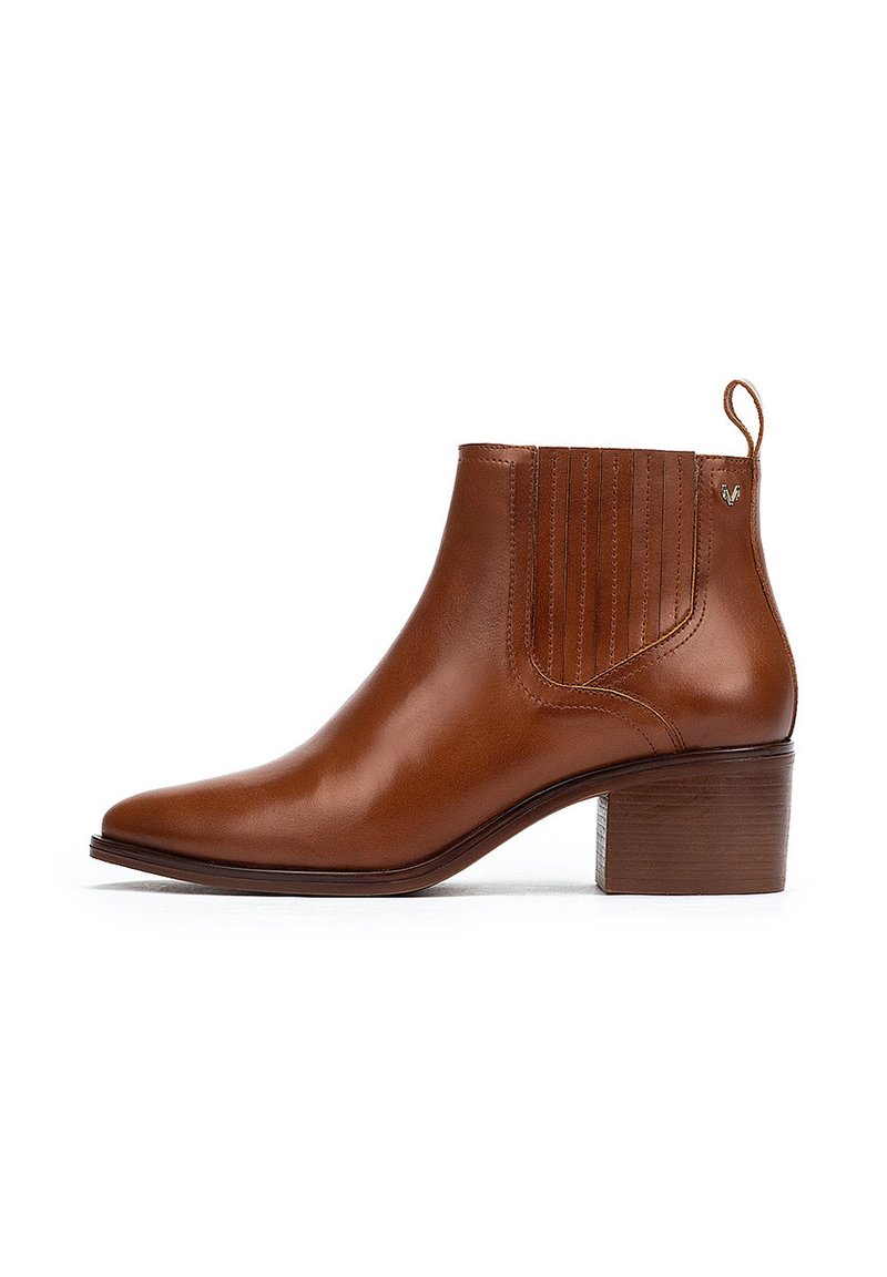 Bottines en cuir marron avec un nez pointu, des panneaux latéraux élastiques, des détails côtelés et un petit talon empilé.