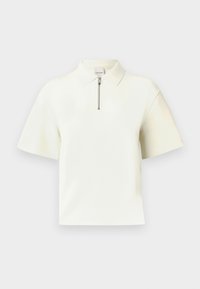 Μπλούζα πόλο με κοντά μανίκια σε λευκό χρώμα, διαθέτει φερμουάρ στον γιακά, λεία υφασμάτινη επιφάνεια, μοντέρνα γραμμή και άνετη εφαρμογή. Απλός και καθαρός σχεδιασμός.