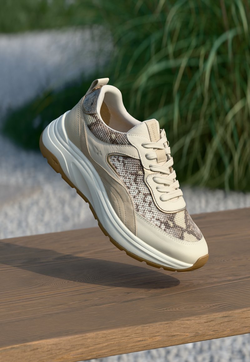 Baskets beiges avec un motif en serpent texturé, en matériaux en maille et en cuir, semelle blanche épaisse et une languette au talon.