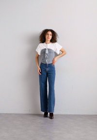 Baum und Pferdgarten NINI - Brīva piegriezuma džinsi - classic blue denim