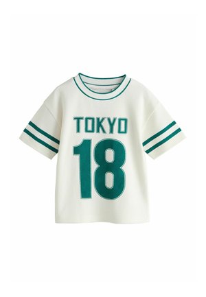 Weißes T-Shirt mit kurzen Ärmeln und Mesh-Struktur. Mit grünem "TOKYO"- und "18"-Druck sowie grünen Streifenakzenten an Ärmeln und Kragen.