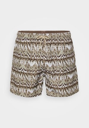Shorts de bain bruns avec un motif de logo blanc en répétition, dotés d'une taille élastique et d'un cordon de serrage. Tissu léger, design décontracté.