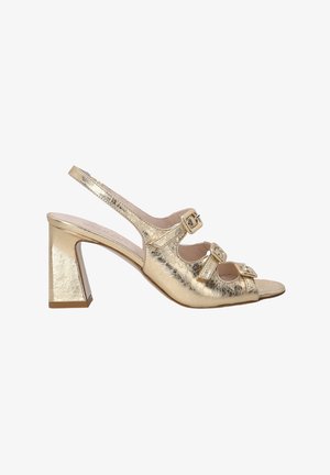 Goldfarbene metallische Slingback-Sandale mit Blockabsatz. Verfügt über offene Zehen, seitliche Aussparungen und zwei dekorative Schnallen. Glatte Oberfläche.