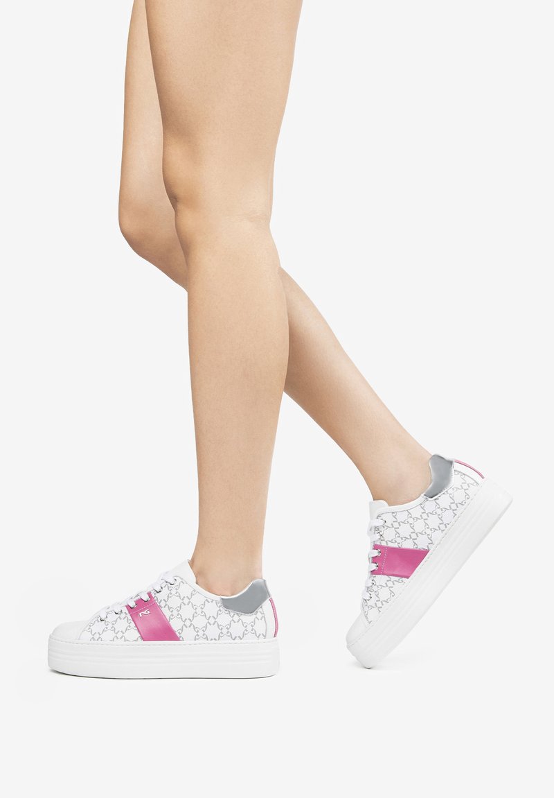 Baskets blanches à plateforme avec un motif gris répétitif, des bandes latérales roses et des accents gris sur le talon et la languette.