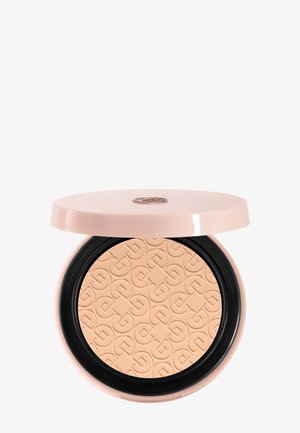 Poudre compacte avec une surface beige embossée dans un boîtier rond de couleur rose clair avec un couvercle partiellement ouvert.