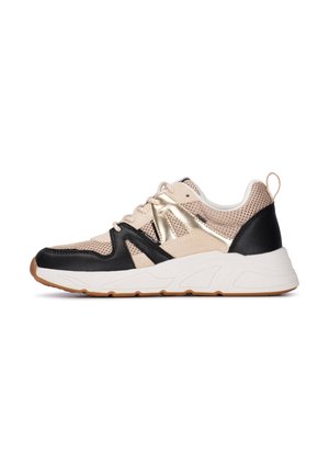Beige en zwarte sneaker met een combinatie van mesh en leer, een gestructureerd ontwerp en een witte zool met een gumrubberen loopzool. Inclusief gouden accenten.