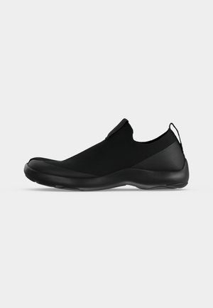Pantof elegant negru slip-on cu partea superioară fără cusături, talpă groasă căptușită și buclă la călcâi, prezentat din lateral pe un fundal simplu.