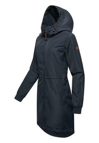 Marinblå vattentät jacka med huva, dragkedja, elastiska ärmslut och sidofickor. Har bruna detaljer och en figursydd midjedesign.