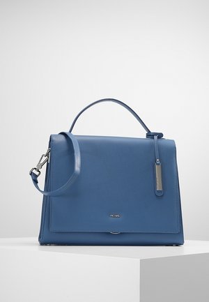 Niebieska skórzana torebka z górnym uchwytem, odpinanym paskiem na ramię oraz metalową etykietą na przedniej klapie, umieszczona na białym postumencie.