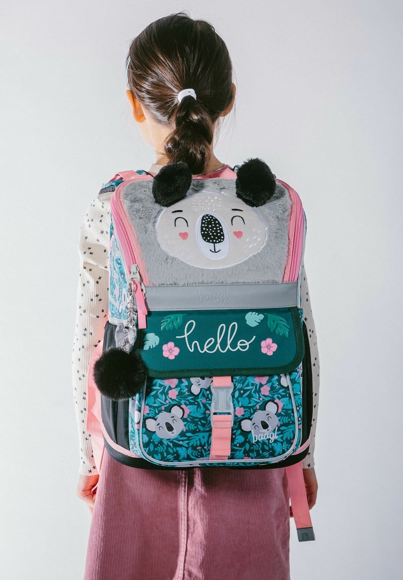 Dětský batoh v mnoha barvách, zdobený šedou tváří medvídka, bambulkami, květinovými vzory a nápisem "ahoj" v písmu na přední straně.
