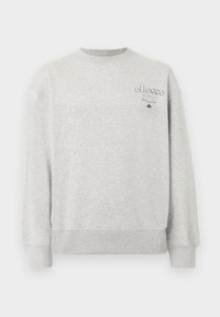 Sweat-shirt gris clair à col ras du cou avec manches longues et petit logo "ellesse Italia" sur le côté gauche de la poitrine.