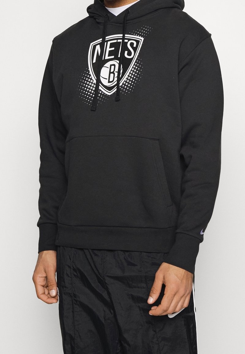 Czarna bluza z kapturem wykonana z mieszanki bawełny, z przednią kieszenią typu kangurka, z białym logo Brooklyn Nets oraz wzorem w kropki.