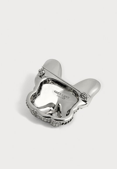 Broche en métal argenté en forme de visage de lapin avec deux oreilles et une attache à épingle à l'arrière, gravée avec "WEEKEND Max Mara".