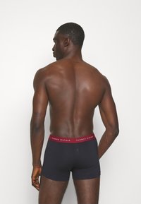 Tommy Hilfiger SIGNATURE TRUNK 3 PACK - Calzoncillos - rouge nouveau green desert sky
