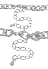 Catena in metallo argento con anelli intrecciati, dotata di un moschettone e di una catena estesa con un piccolo ciondolo a forma di cono.