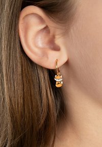 Goldene Creolen mit einem Fuchs-Anhänger, der weiß-orangefarbene Details aufweist. Der Anhänger ist glatt, mit klaren Gesichtszügen und glänzender Oberfläche.