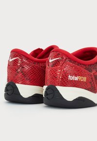 Röda Nike total90 III-skor med ett meshnätövre, vadderad krage, svart sula och vita detaljer. Designade för optimal komfort och prestanda.