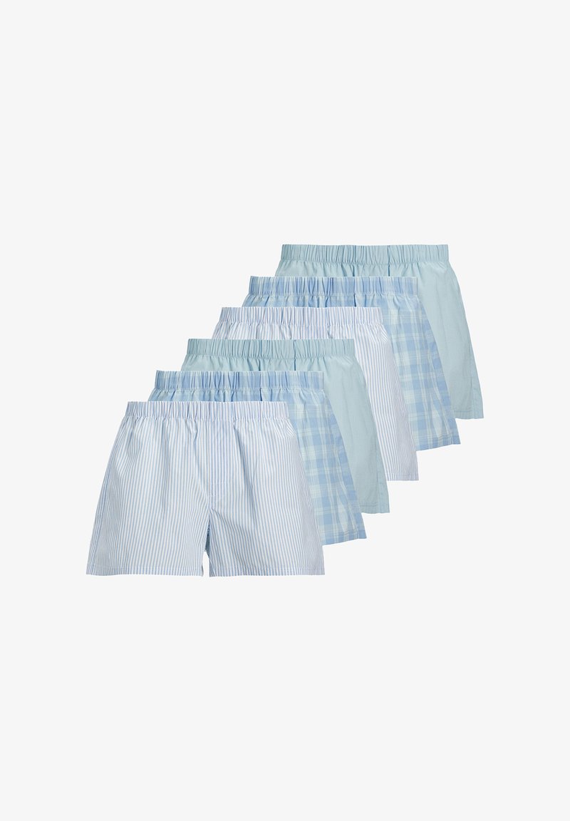 Boxers à carreaux bleu clair et bleu avec une taille élastique ; présentent des motifs rayés et unis ; le tissu semble lisse et respirant.