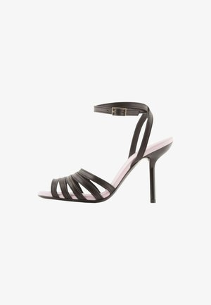 Sandali con tacco in pelle nera, dotati di quattro cinturini orizzontali, fibbia alla caviglia e soletta rosa. Presentano un tacco a stiletto e un design con punta aperta.